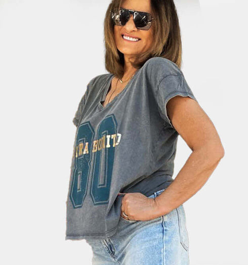 טישרט צוורון וי רחב בגוון אפור עם הדפס 80